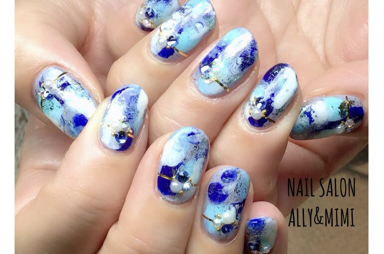 ブルーネイル 藤沢駅のそばでネイルサロンを営みお客様のイメージを指先に表現しています
